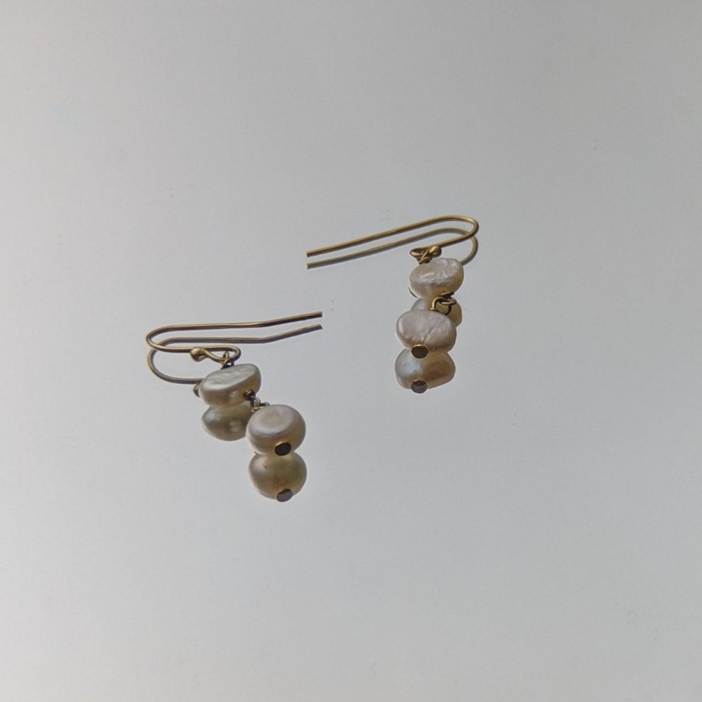 Dangle pearl earrings